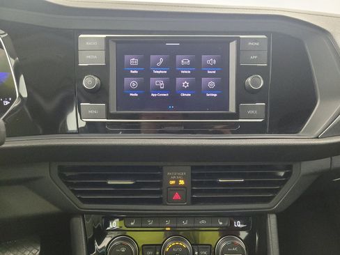 Used 2024 Volkswagen Jetta SE FWD image 25