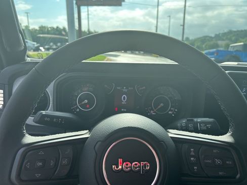 Used 2025 Jeep Wrangler Unlimited Sport AWD/4WD image 24