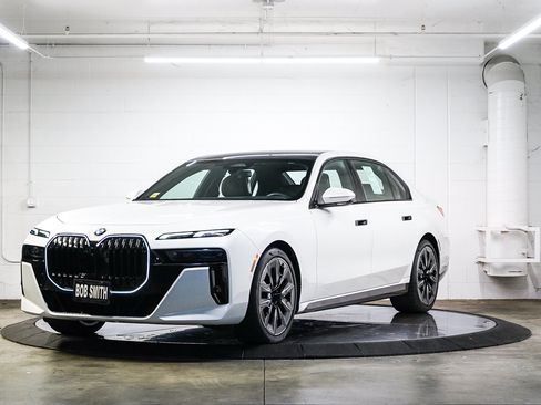 Used 2025 BMW 740i w/ Premium Package RWD image 3