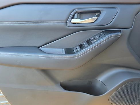 Used 2023 Nissan Rogue SV w/ SV Premium B Package image 13