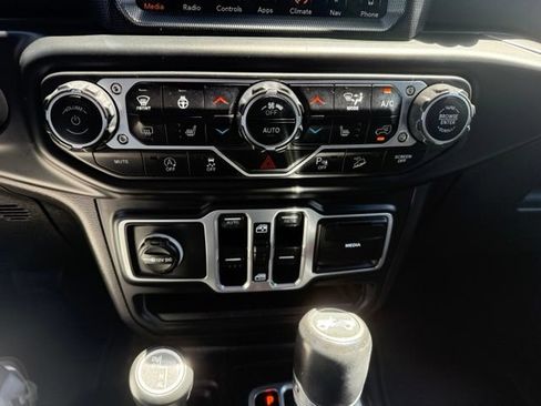 Used 2018 Jeep Wrangler Unlimited Sahara AWD/4WD image 23