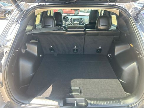 Used 2019 Jeep Cherokee Latitude Plus w/ Comfort/Convenience Group AWD/4WD image 13