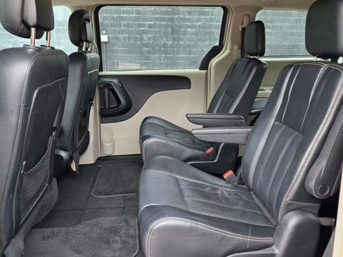 Used 2014 Chrysler Town & Country Touring image 16