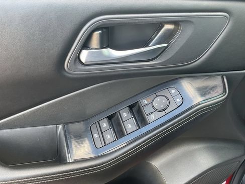 Used 2025 Nissan Rogue SV FWD image 18