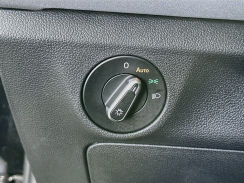 Used 2025 Volkswagen Jetta SE FWD image 17