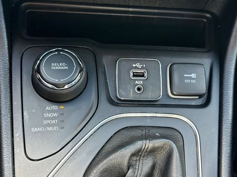 Used 2020 Jeep Cherokee Latitude Plus w/ Comfort/Convenience Group AWD/4WD image 30