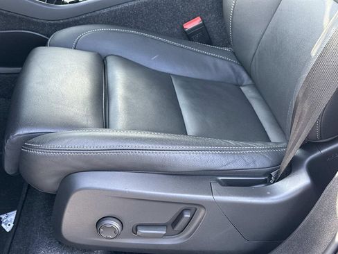 Used 2025 Volvo XC40 B5 Plus image 18