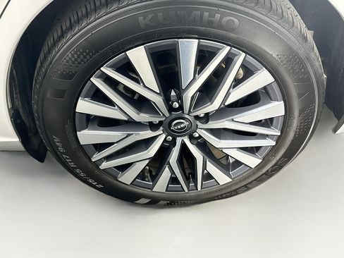 Used 2025 Nissan Altima 2.5 SV FWD image 11
