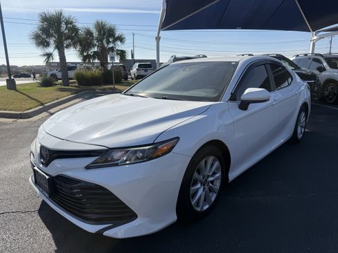 Used 2019 Toyota Camry LE image 3