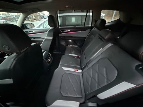 Used 2025 Volkswagen Atlas Peak Edition SE image 19