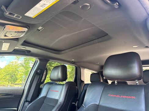 Used 2021 Jeep Grand Cherokee Trailhawk w/ Premium Lighting Group AWD/4WD image 30