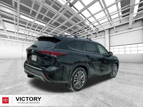 New 2026 Toyota Highlander Platinum image 3