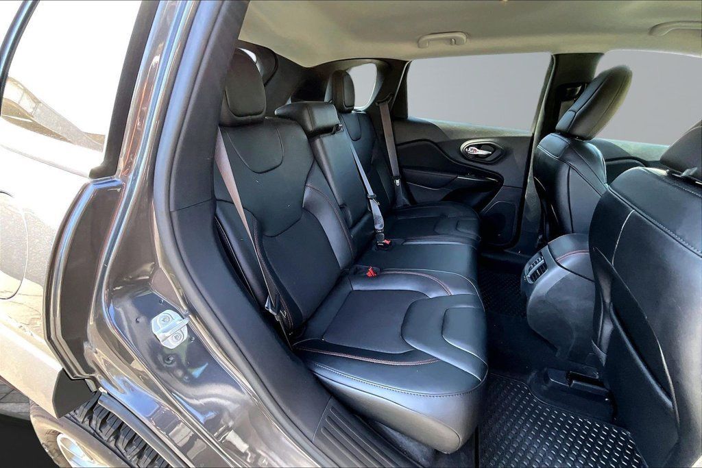 Used 2022 Jeep Cherokee Trailhawk w/ Comfort/Convenience Group AWD/4WD image 18