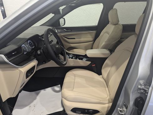 New 2025 Jeep Grand Cherokee Limited image 13