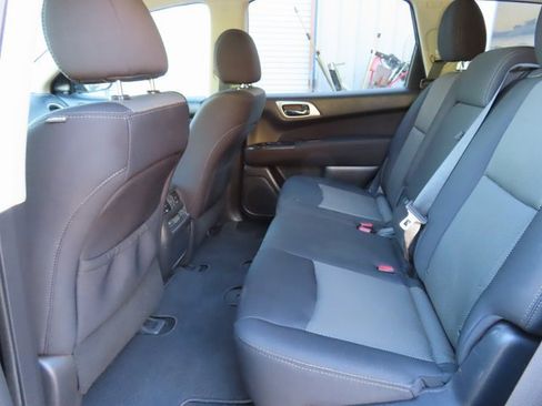 Used 2017 Nissan Pathfinder SV w/ SV Tech Package image 29