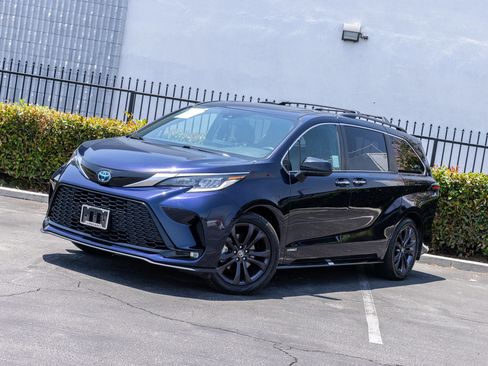 Used 2021 Toyota Sienna XSE FWD image 19