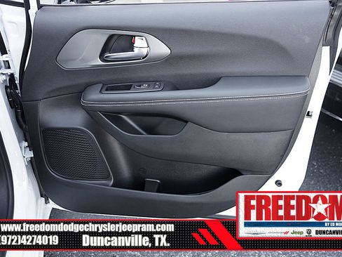 New 2025 Chrysler Voyager LX image 40