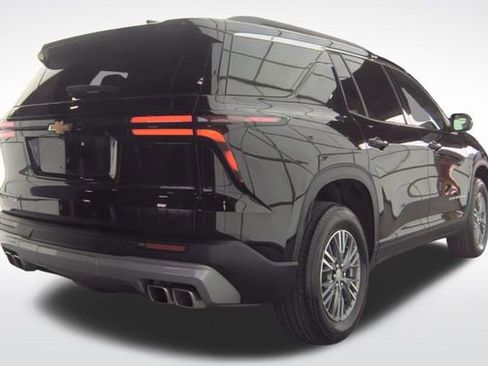Used 2025 Chevrolet Traverse LT image 4