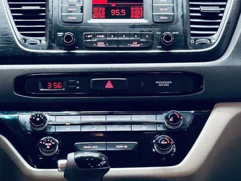 Used 2015 Kia Sedona L image 14