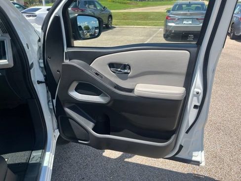 Used 2025 Nissan Frontier SV w/ SV Convenience Package RWD image 17