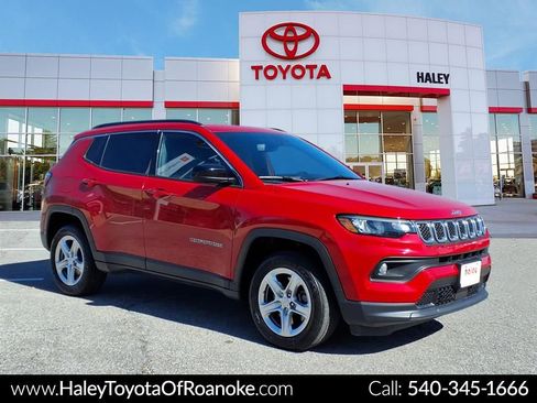 Used 2023 Jeep Compass Latitude image 1