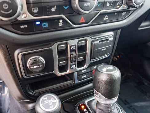 Used 2024 Jeep Wrangler Unlimited Sahara AWD/4WD image 15