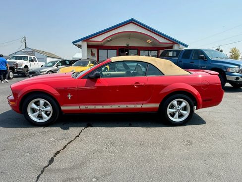 Used 2008 Ford Mustang Convertible RWD image 2