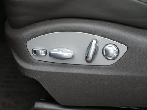 Used 2025 Porsche Macan image 10