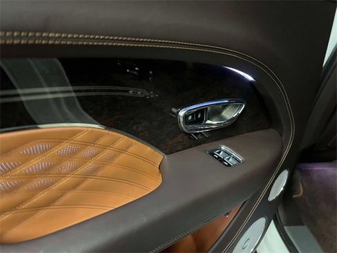 Used 2023 Bentley Bentayga Extended Wheelbase image 11