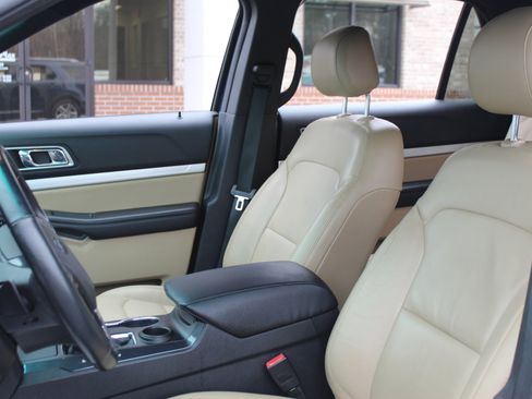 Used 2017 Ford Explorer XLT w/ Equipment Group 202A image 14