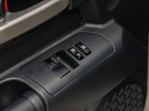 Used 2012 Toyota FJ Cruiser 4WD image 38