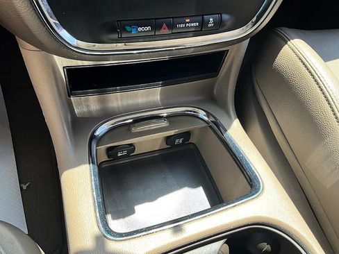 Used 2014 Chrysler Town & Country Touring-L w/ Driver Convenience Group FWD image 23