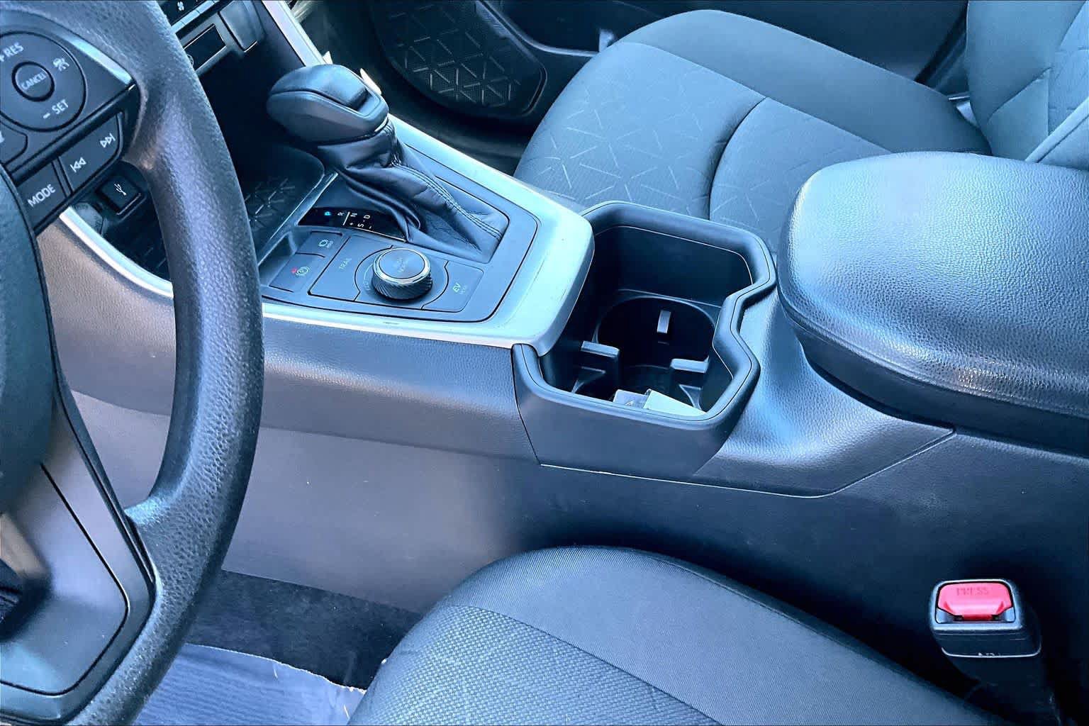 Used 2022 Toyota RAV4 XLE AWD/4WD image 16