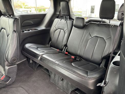 Used 2025 Chrysler Pacifica Select image 31