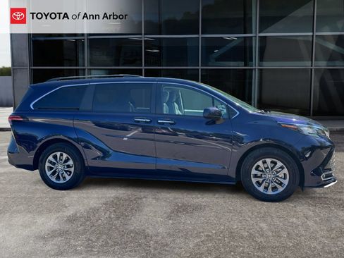 Used 2022 Toyota Sienna XLE AWD/4WD image 13