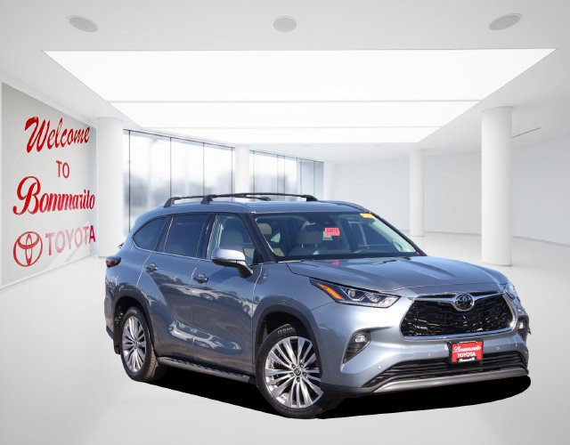 Used 2024 Toyota Highlander Platinum FWD image 2