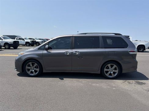 Used 2019 Toyota Sienna SE FWD image 5
