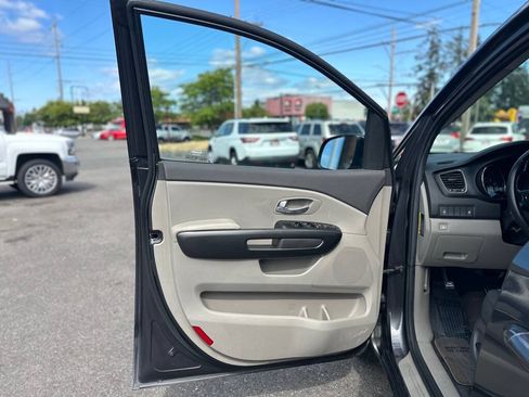 Used 2017 Kia Sedona LX w/ LX Essentials Premium Package FWD image 10