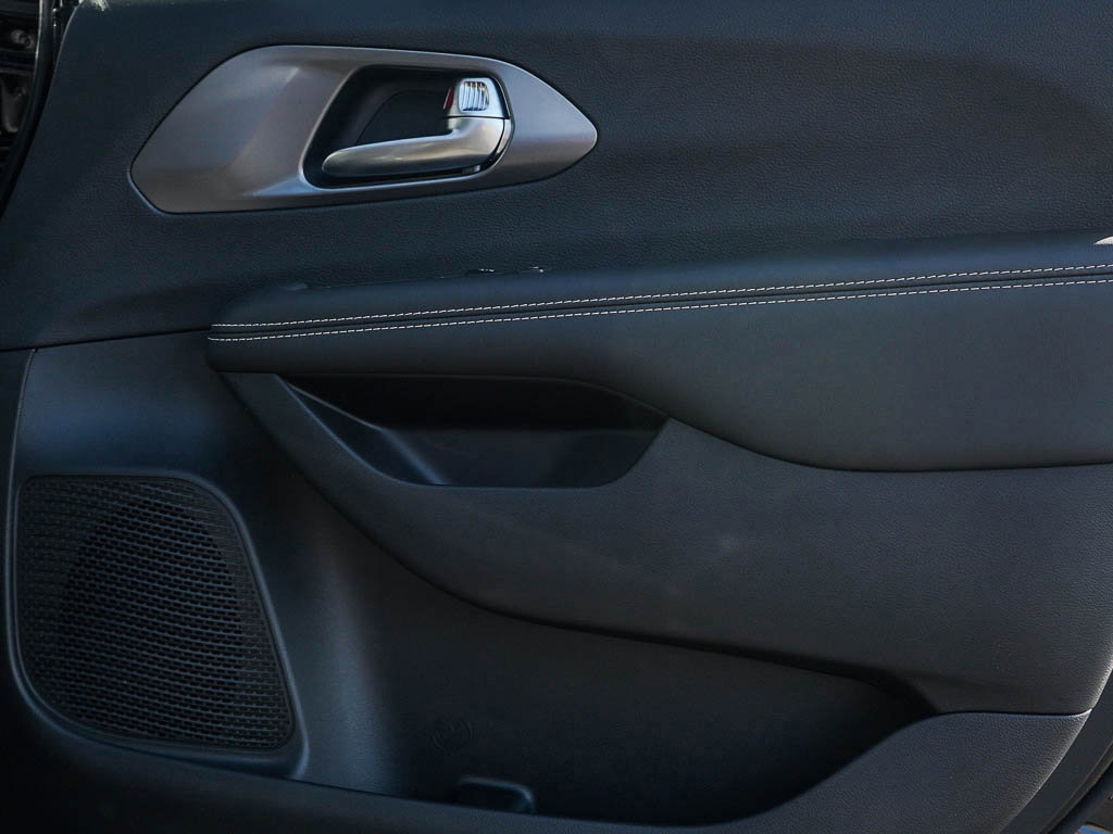 New 2026 Chrysler Pacifica Select AWD/4WD image 9