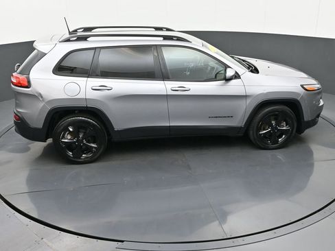Used 2018 Jeep Cherokee Latitude w/ Altitude Package FWD image 31