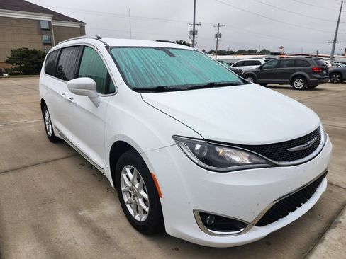 Used 2020 Chrysler Pacifica Touring-L image 8