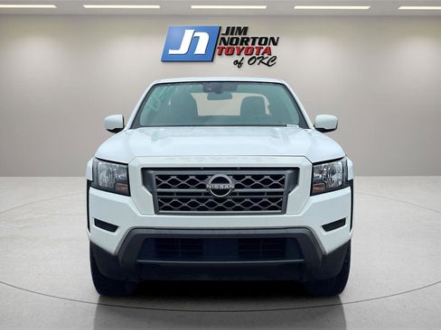 Used 2022 Nissan Frontier SV image 2