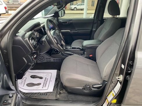 Used 2018 Toyota Tacoma TRD Sport image 11