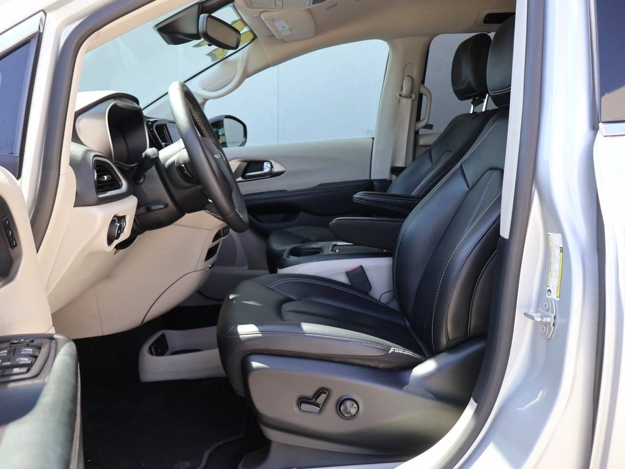 Used 2024 Chrysler Pacifica Touring-L FWD image 8