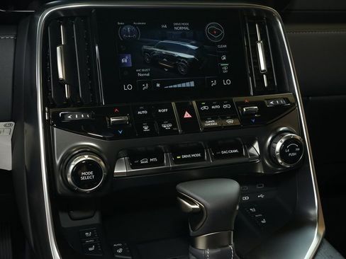 Used 2026 Lexus LX 600 4WD w/ Luxury Package image 18