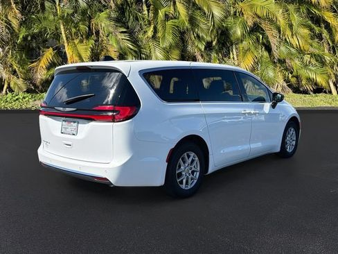 Used 2025 Chrysler Pacifica Select FWD image 5