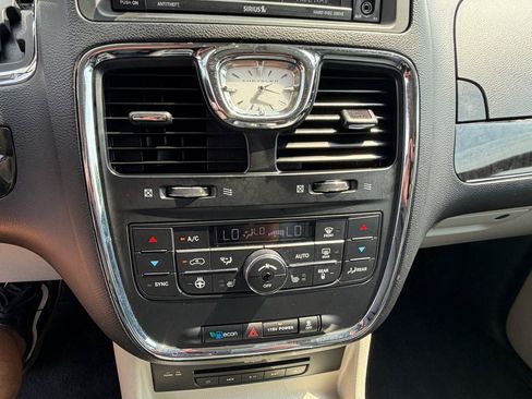 Used 2015 Chrysler Town & Country Touring-L w/ Driver Convenience Group FWD image 25