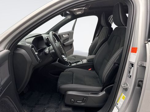 Used 2025 Volvo XC40 B5 Plus AWD/4WD image 11