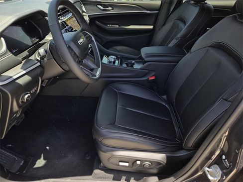 New 2025 Jeep Grand Cherokee Limited image 16