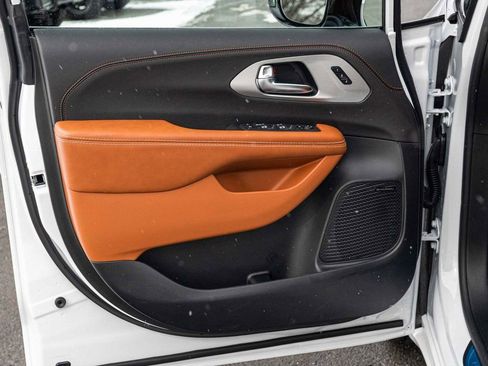 New 2026 Chrysler Pacifica Pinnacle image 11